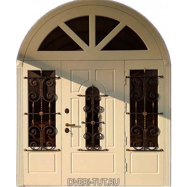 Арочная парадная дверь Варяг с фрамугой окном и ковкой